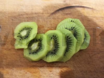 Saldus užkandis su kiviais ir kondensuotu pienu ant krekerių Žingsnis 1