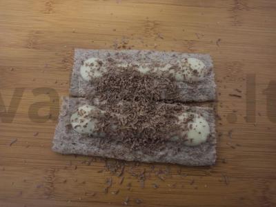 Saldus užkandis su kiviais ir kondensuotu pienu ant krekerių Žingsnis 2