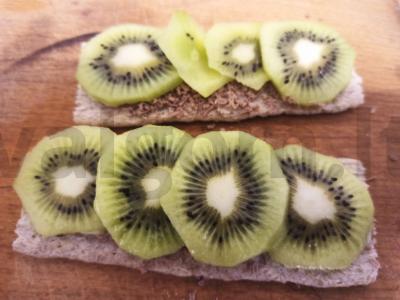 Saldus užkandis su kiviais ir kondensuotu pienu ant krekerių Žingsnis 3