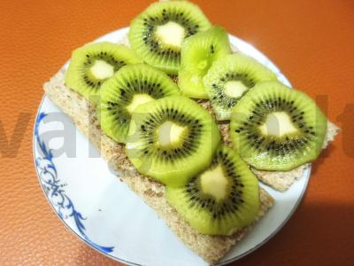 Saldus užkandis su kiviais ir kondensuotu pienu ant krekerių pagrindine nuotrauka