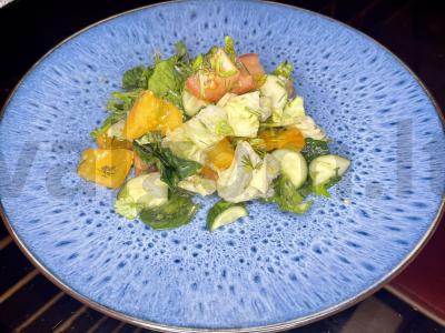 Daržovių salotas su špinatais pagrindine nuotrauka