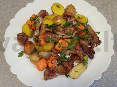 Keptas antis filė su mažais bulvėmis, morkomis ir pievagrybiais pagrindine nuotrauka