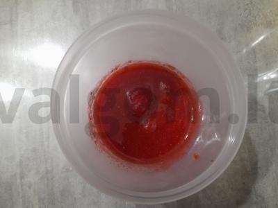 Alkoholinis kokteilis su apelsinų sultimis ir braškėmis Žingsnis 1