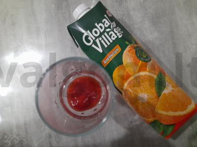 Alkoholinis kokteilis su apelsinų sultimis ir braškėmis Žingsnis 2