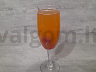 Alkoholinis kokteilis su apelsinų sultimis ir braškėmis pagrindine nuotrauka