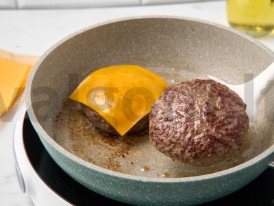 Burgeris „Skraidantis olandas“ su raudonuoju svogūnu ir jautiena Žingsnis 2