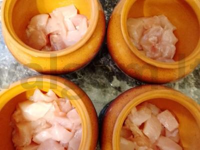 Vištienos krūtinėlė su pomidorais, bulvėmis ir svogūnais puoduose Žingsnis 1