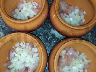 Vištienos krūtinėlė su pomidorais, bulvėmis ir svogūnais puoduose Žingsnis 2