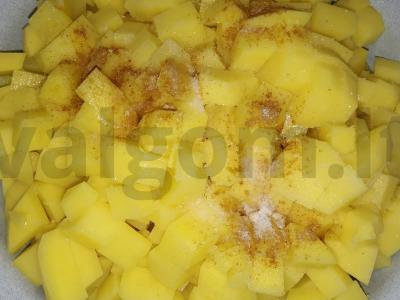 Vištienos krūtinėlė su pomidorais, bulvėmis ir svogūnais puoduose Žingsnis 3