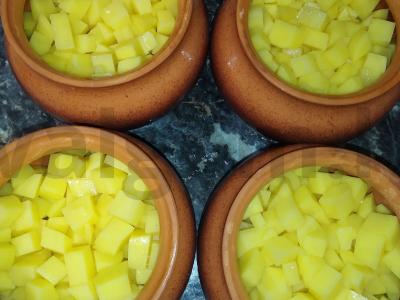 Vištienos krūtinėlė su pomidorais, bulvėmis ir svogūnais puoduose Žingsnis 4