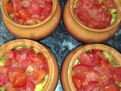 Vištienos krūtinėlė su pomidorais, bulvėmis ir svogūnais puoduose Žingsnis 5