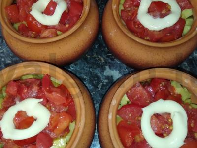 Vištienos krūtinėlė su pomidorais, bulvėmis ir svogūnais puoduose Žingsnis 6