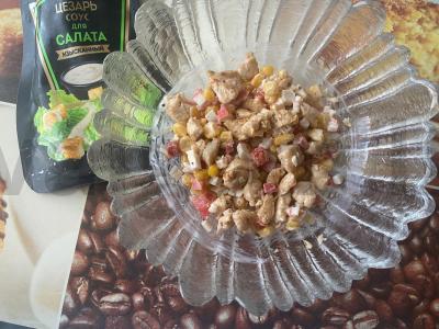 Salotas „Saulės spindulys“ su krabų lazdelėmis Žingsnis 9