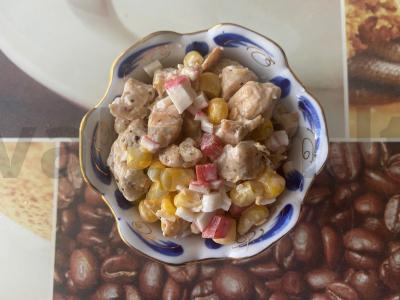 Salotas „Saulės spindulys“ su krabų lazdelėmis pagrindine nuotrauka