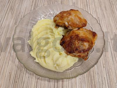 Bulvių košė su kepta vištiena pagrindine nuotrauka