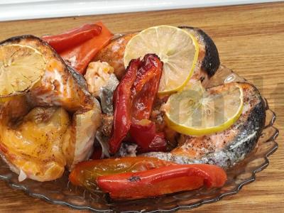 Kepta upėtakis su saldžiuoju pipiru pagrindine nuotrauka