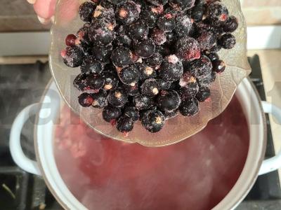 Vitamininis aviečių ir juodųjų serbentų kompotas su šaltalankiais Žingsnis 1