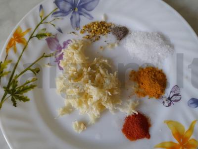 Vištienos sparneliai su prieskoniais ir česnaku Žingsnis 2