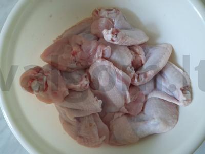 Vištienos sparneliai su prieskoniais ir česnaku Žingsnis 3