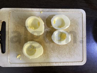 Įdaryti kiaušiniai su sūrio įdaru pusryčiams Žingsnis 1