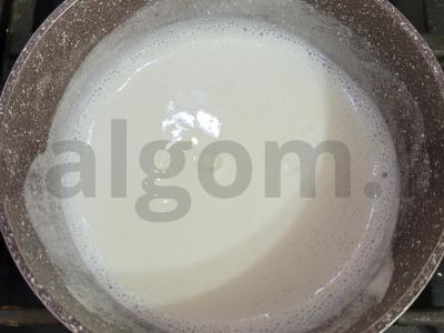 Kukurūzų košė su pienu, braškėmis ir razinomis Žingsnis 1