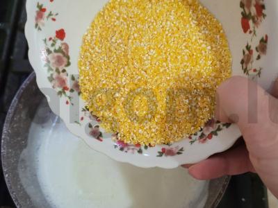 Kukurūzų košė su pienu, braškėmis ir razinomis Žingsnis 2