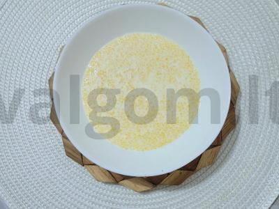 Kukurūzų košė su pienu, braškėmis ir razinomis Žingsnis 5