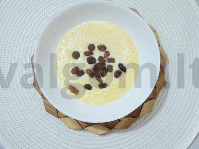 Kukurūzų košė su pienu, braškėmis ir razinomis Žingsnis 6