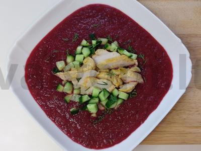 Šaltas pomidorų ir burokėlių gazpacho su vištienos krūtinėle pagrindine nuotrauka