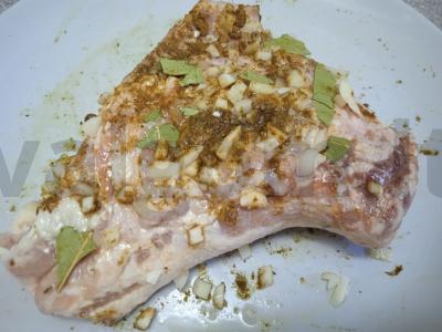 Kiaulienos skruostai, kepti su česnaku, khmeli-suneli ir lauro lapais Žingsnis 2