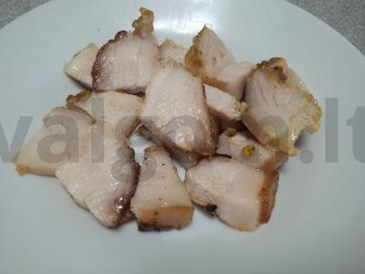 Kiaulienos skruostai, kepti su česnaku, khmeli-suneli ir lauro lapais Žingsnis 7