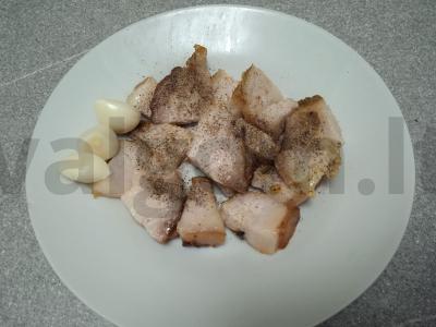 Kiaulienos skruostai, kepti su česnaku, khmeli-suneli ir lauro lapais pagrindine nuotrauka