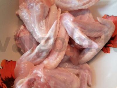 Kepti aštrūs vištienos sparneliai su šviežiais daržovėmis Žingsnis 1