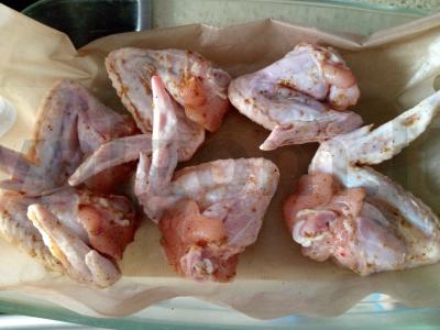 Kepti aštrūs vištienos sparneliai su šviežiais daržovėmis Žingsnis 4