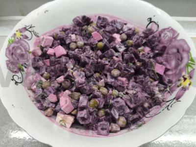 Salotos su burokėliais ir žirniais pagrindine nuotrauka