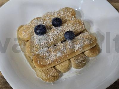 Tiramisu su grietinėlėmis ir kokosų drožlėmis pagrindine nuotrauka