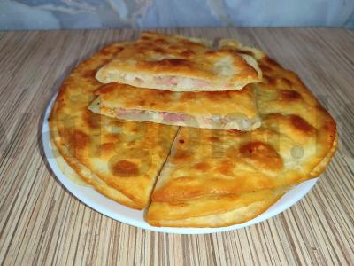 Kystybė iš lavašo su bulvėmis, dešra ir vištienos mėsa pagrindine nuotrauka