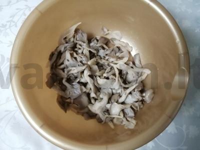 Salotos su virtomis pievagrybiais Žingsnis 3