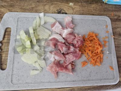 Švelnus azu su mėsa ir bulvėmis Žingsnis 1