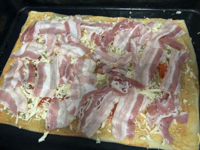 Sluoksniuotos tešlos pica su bekonu Žingsnis 4