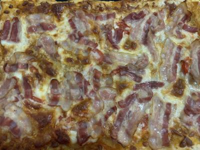 Sluoksniuotos tešlos pica su bekonu pagrindine nuotrauka