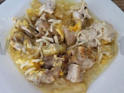 Vištienos krūtinėlė su konservuotais ananasais ir sūriu pagrindine nuotrauka