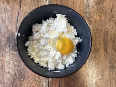 Švelnūs kokosų varškėčiai pusryčiams Žingsnis 2