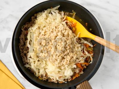 Patingėję kopūstai su perlų kruopomis Žingsnis 5