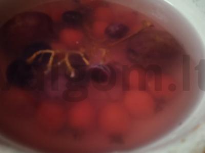 Šaltalankių, slyvų ir juodųjų vynuogių kompotas Žingsnis 6