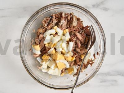 Sardinių salotos su sūriu ir kiaušiniu Žingsnis 2