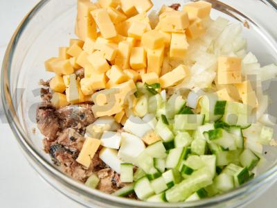 Sardinių salotos su sūriu ir kiaušiniu Žingsnis 3