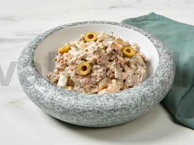 Sardinių salotos su sūriu ir kiaušiniu pagrindine nuotrauka