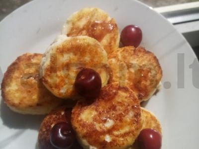 Klasikiniai varškėčiai su grikių miltais pagrindine nuotrauka