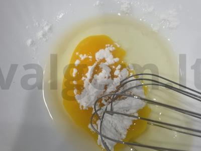 Ažūriniai blynai su kefyru „Moneto“ Žingsnis 1